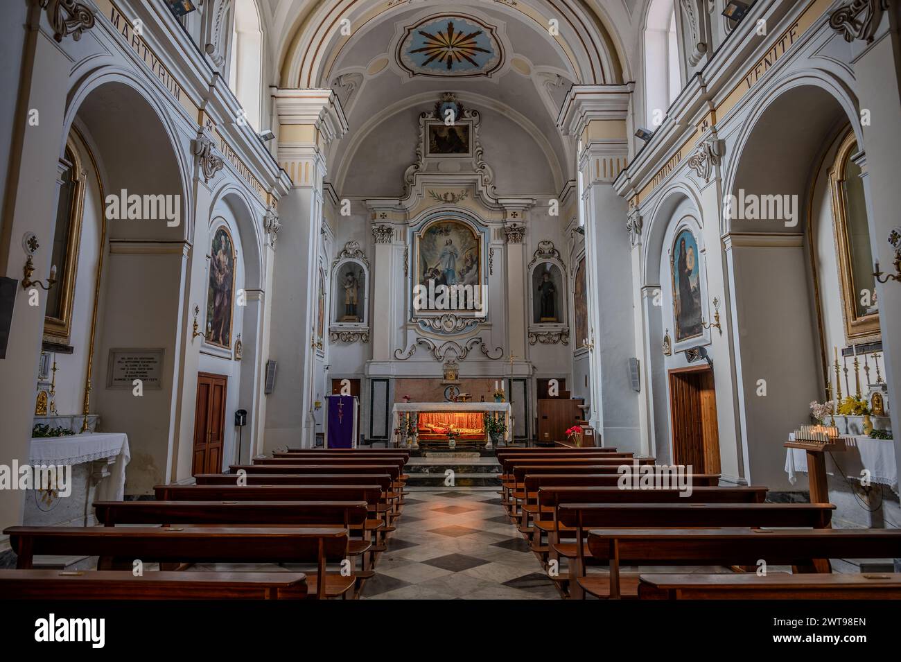 Antichissima chiesa dedicata al santo patrono della città, risale certamente alla seconda metà del IX secolo. Sotto l'altare, in una u Foto Stock