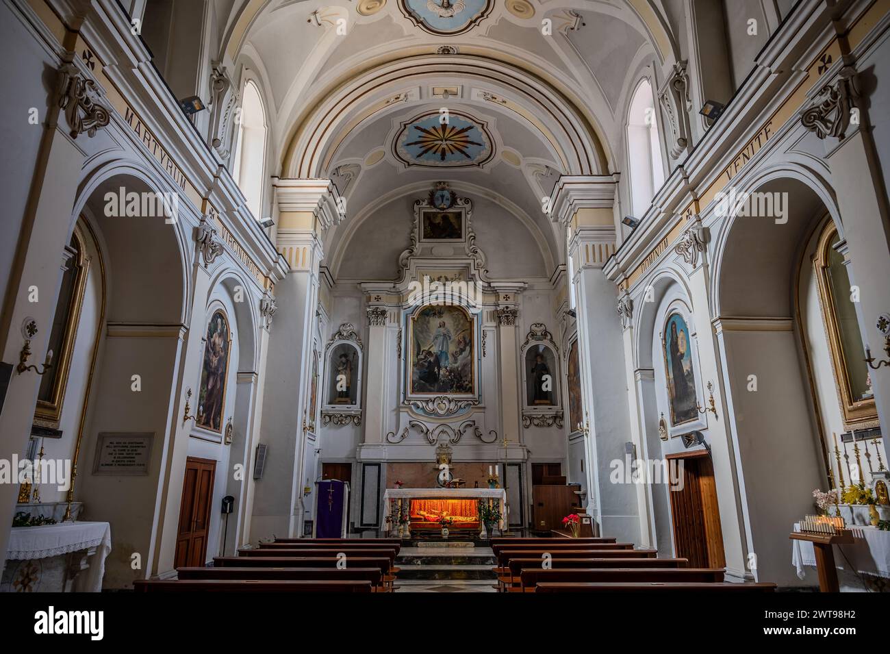 Antichissima chiesa dedicata al santo patrono della città, risale certamente alla seconda metà del IX secolo. Sotto l'altare, in una u Foto Stock