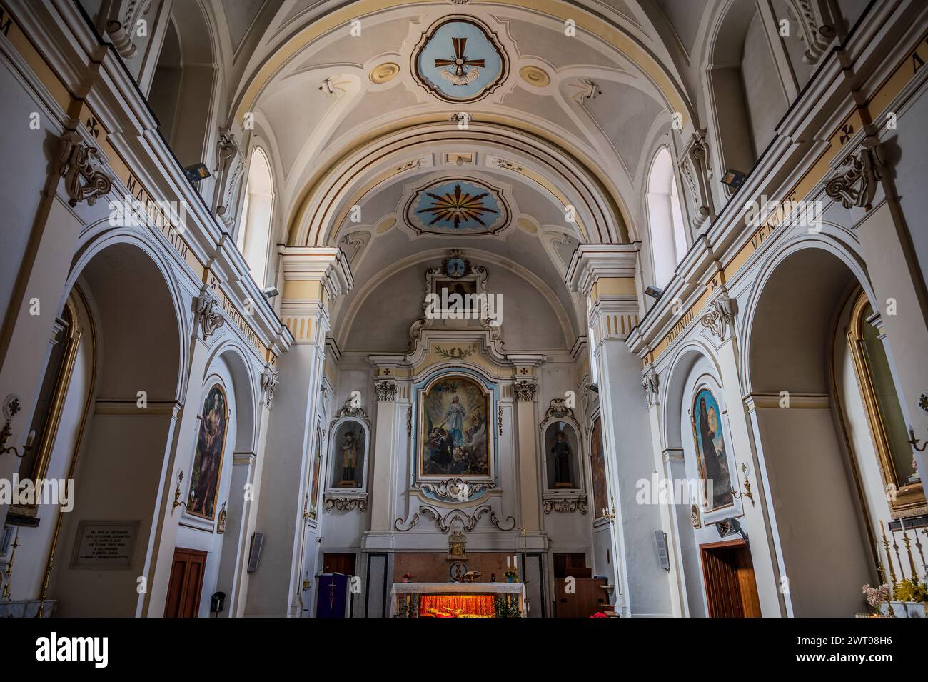 Antichissima chiesa dedicata al santo patrono della città, risale certamente alla seconda metà del IX secolo. Sotto l'altare, in una u Foto Stock
