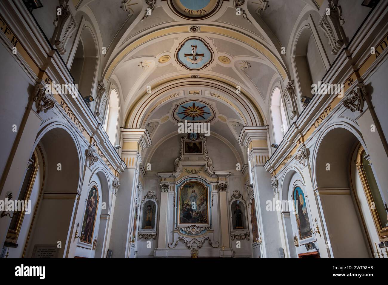 Antichissima chiesa dedicata al santo patrono della città, risale certamente alla seconda metà del IX secolo. Sotto l'altare, in una u Foto Stock