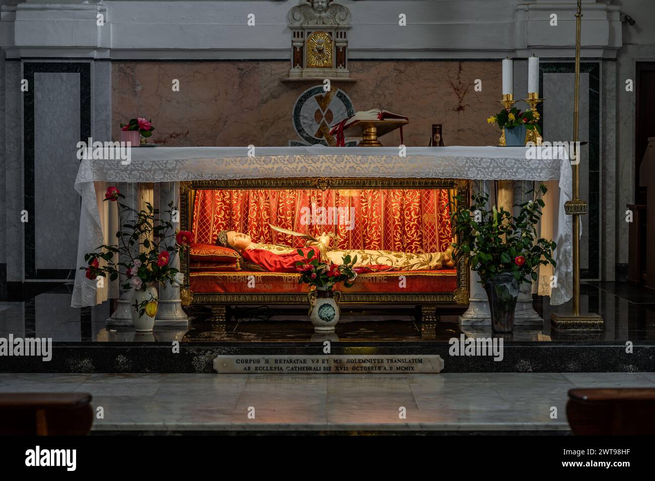 Antichissima chiesa dedicata al santo patrono della città, risale certamente alla seconda metà del IX secolo. Sotto l'altare, in una u Foto Stock