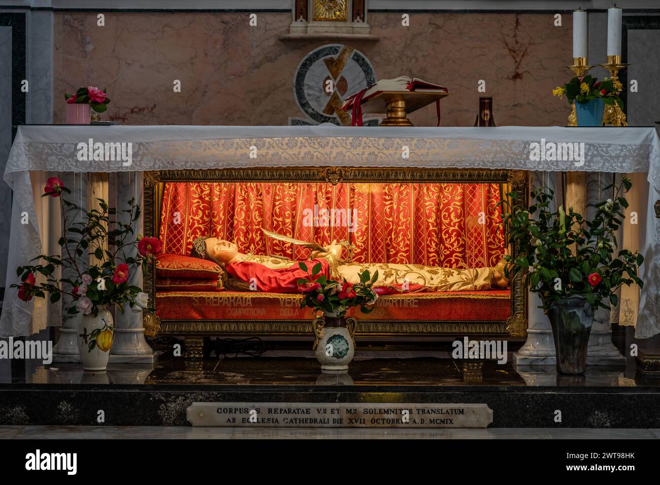 Antichissima chiesa dedicata al santo patrono della città, risale certamente alla seconda metà del IX secolo. Sotto l'altare, in una u Foto Stock