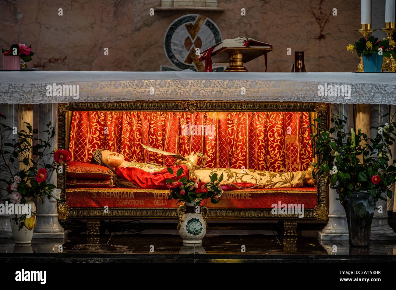 Antichissima chiesa dedicata al santo patrono della città, risale certamente alla seconda metà del IX secolo. Sotto l'altare, in una u Foto Stock