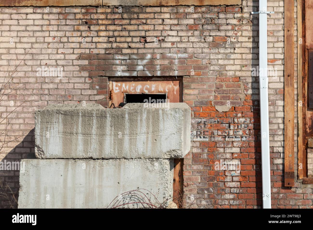 Detroit, Michigan - la porta di un edificio vuoto contrassegnato come uscita di emergenza. Foto Stock