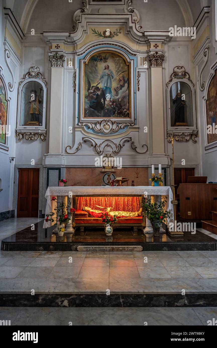Antichissima chiesa dedicata al santo patrono della città, risale certamente alla seconda metà del IX secolo. Sotto l'altare, in una u Foto Stock