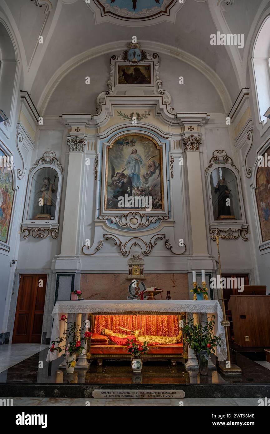 Antichissima chiesa dedicata al santo patrono della città, risale certamente alla seconda metà del IX secolo. Sotto l'altare, in una u Foto Stock