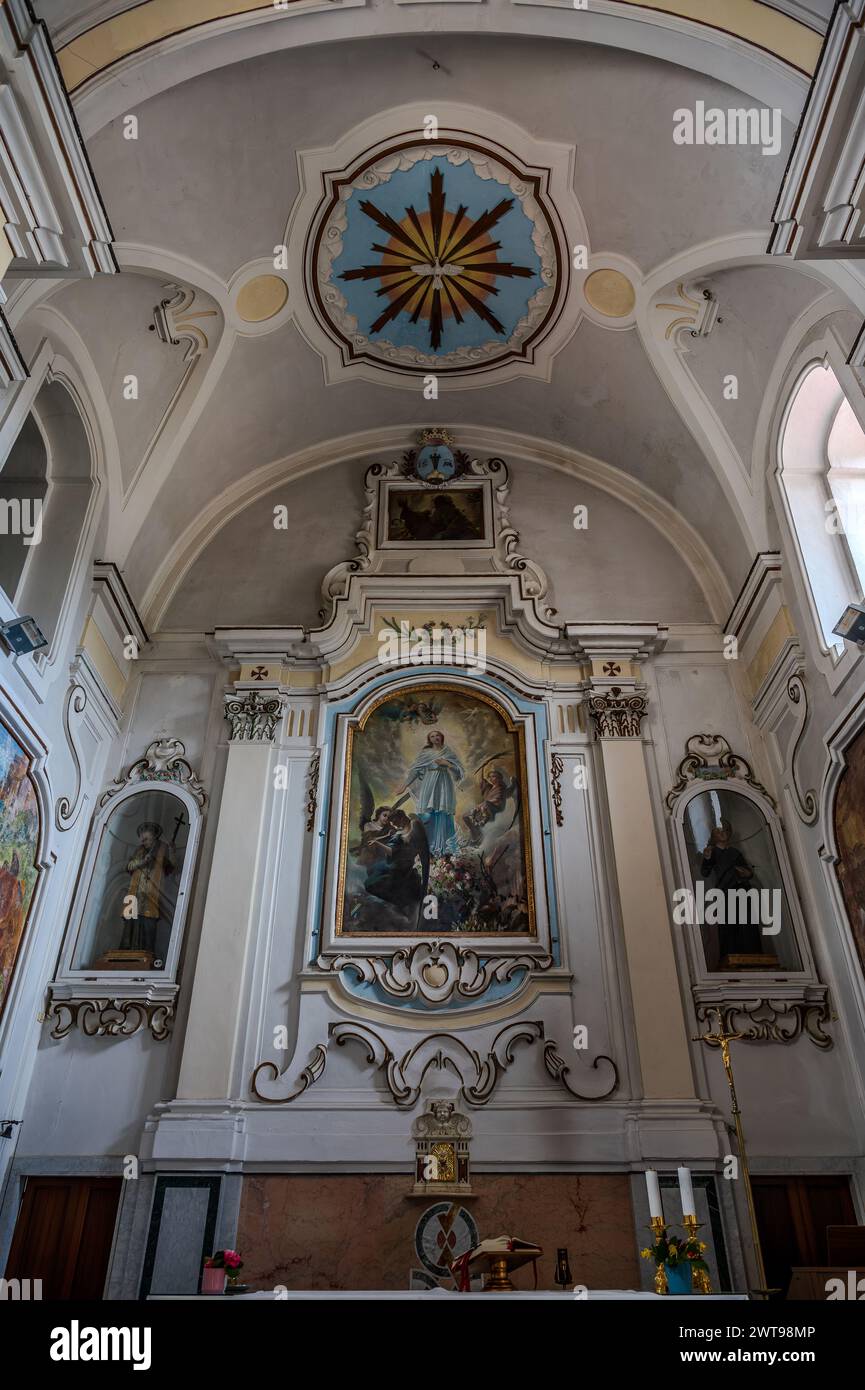 Antichissima chiesa dedicata al santo patrono della città, risale certamente alla seconda metà del IX secolo. Sotto l'altare, in una u Foto Stock