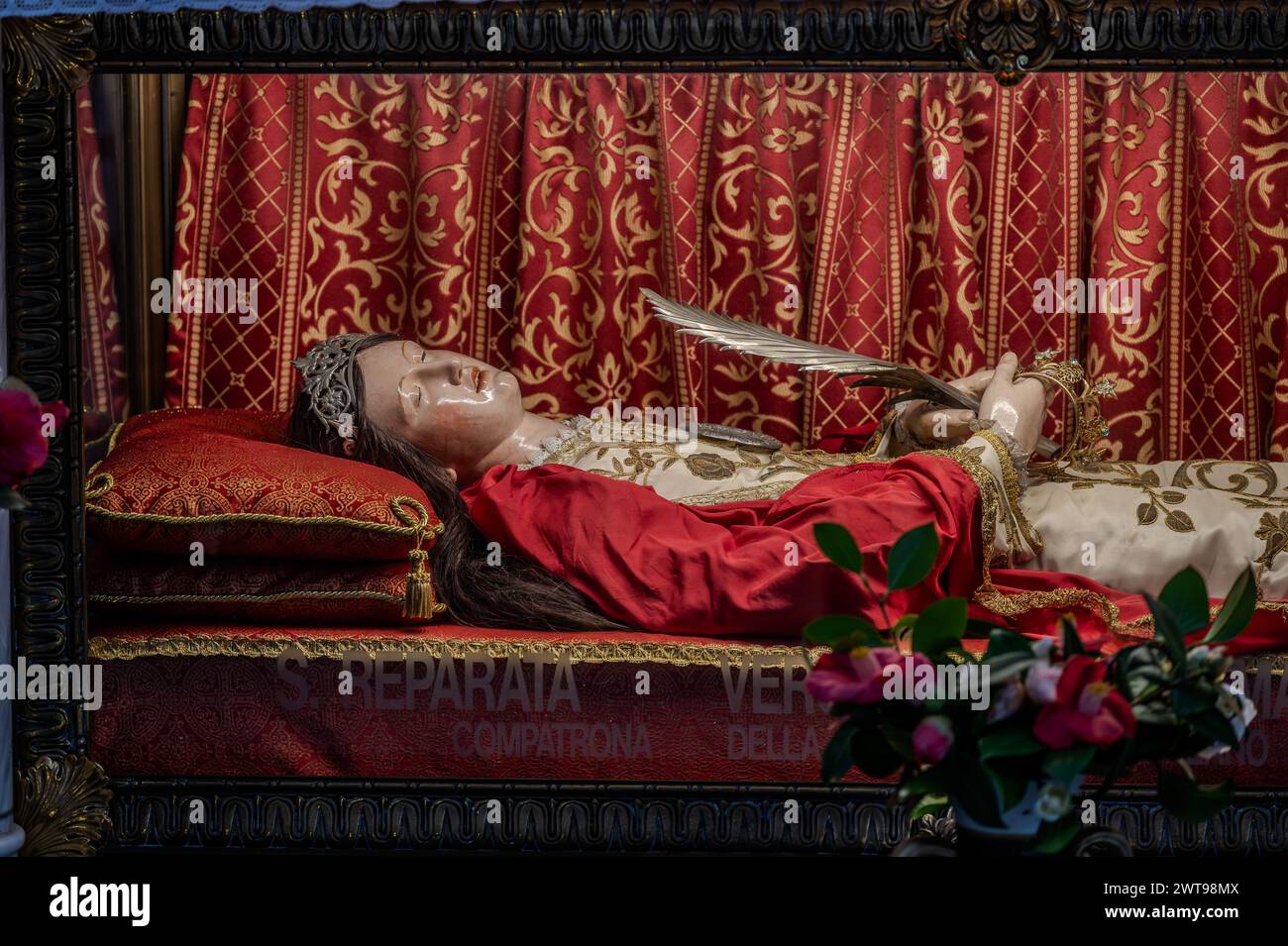 Antichissima chiesa dedicata al santo patrono della città, risale certamente alla seconda metà del IX secolo. Sotto l'altare, in una u Foto Stock