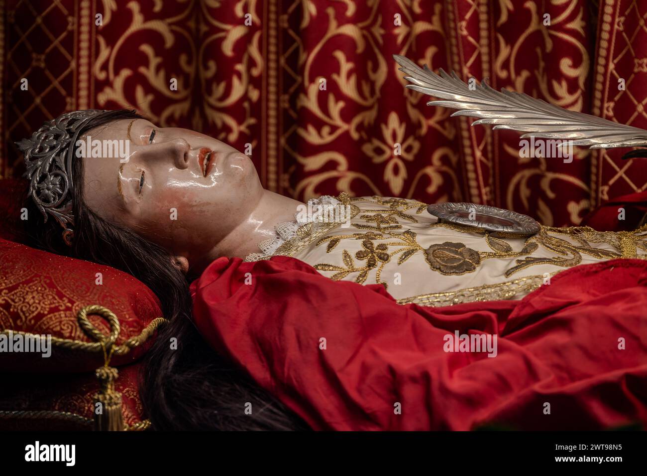 Antichissima chiesa dedicata al santo patrono della città, risale certamente alla seconda metà del IX secolo. Sotto l'altare, in una u Foto Stock