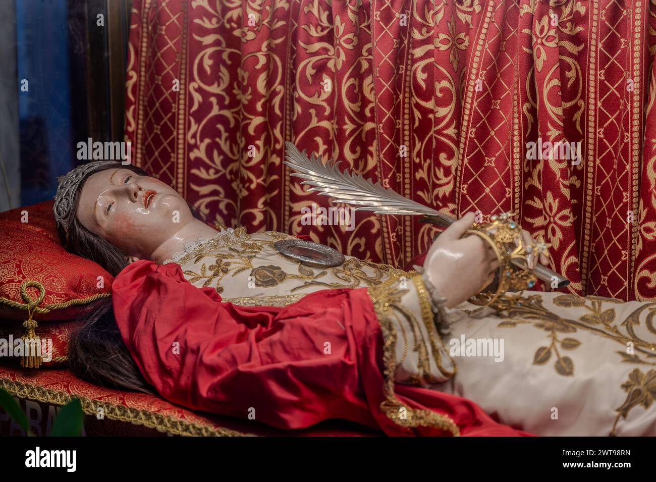 Antichissima chiesa dedicata al santo patrono della città, risale certamente alla seconda metà del IX secolo. Sotto l'altare, in una u Foto Stock