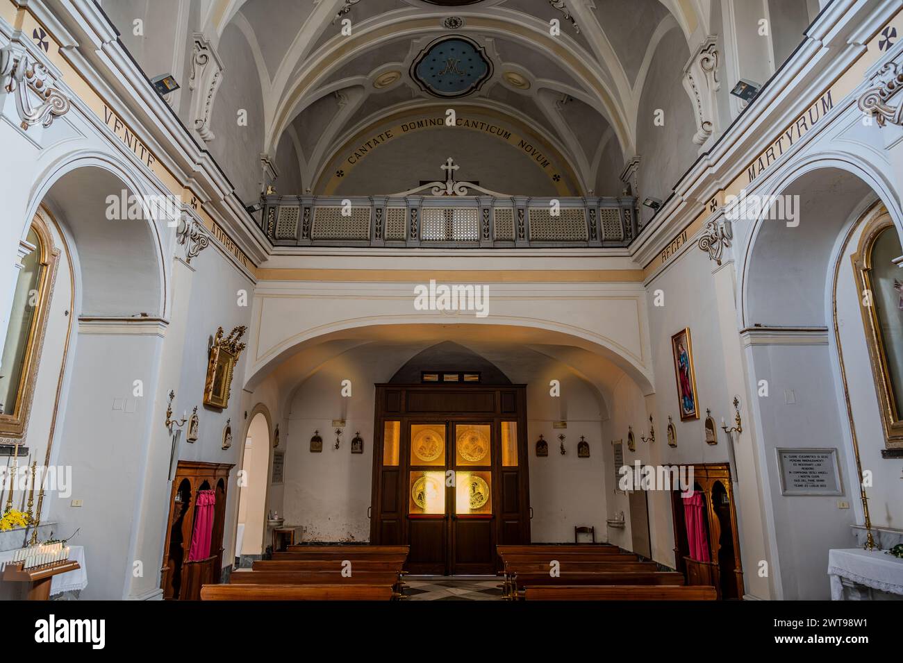 Antichissima chiesa dedicata al santo patrono della città, risale certamente alla seconda metà del IX secolo. Sotto l'altare, in una u Foto Stock
