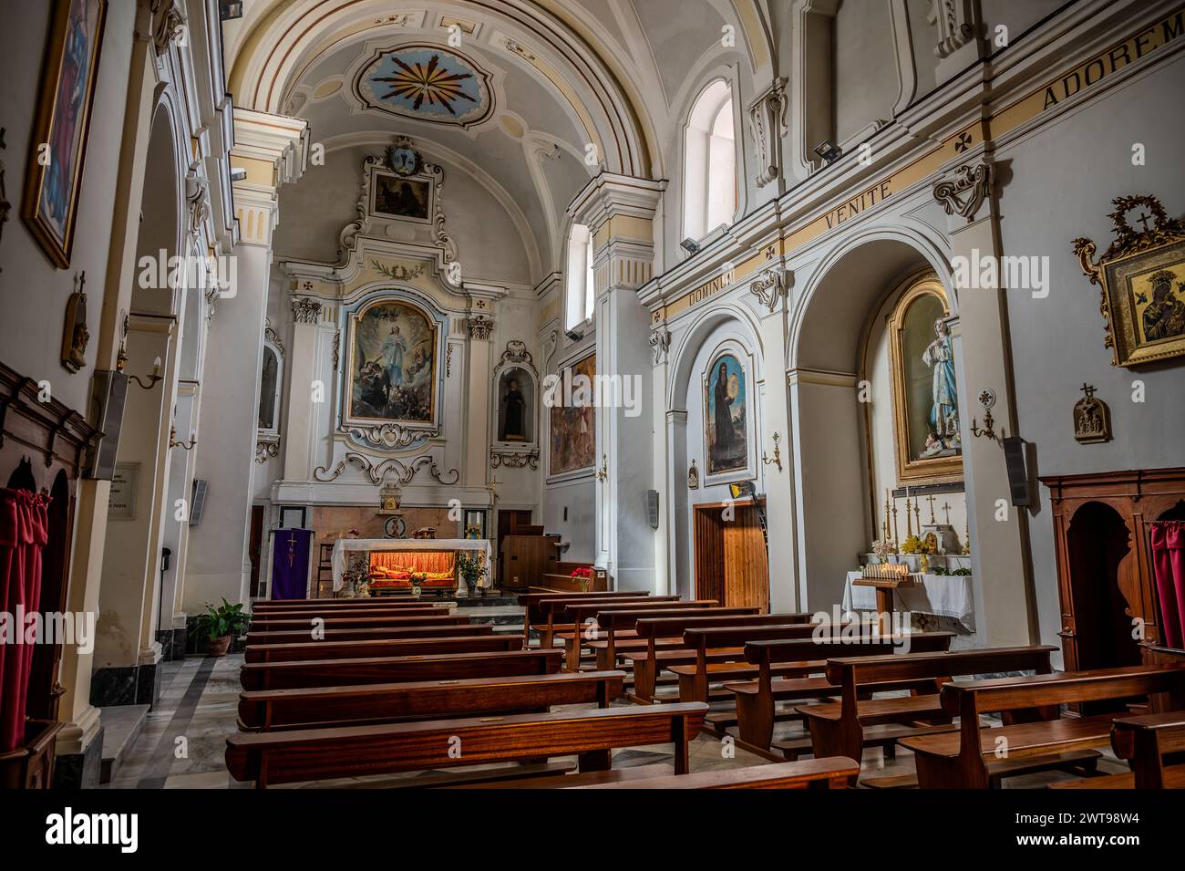 Antichissima chiesa dedicata al santo patrono della città, risale certamente alla seconda metà del IX secolo. Sotto l'altare, in una u Foto Stock