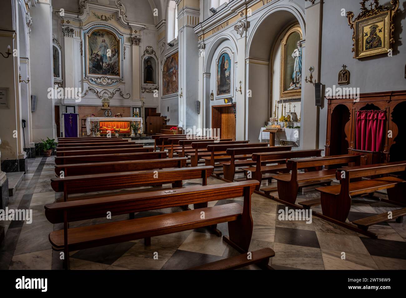 Antichissima chiesa dedicata al santo patrono della città, risale certamente alla seconda metà del IX secolo. Sotto l'altare, in una u Foto Stock