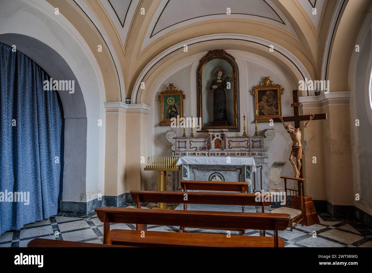 Antichissima chiesa dedicata al santo patrono della città, risale certamente alla seconda metà del IX secolo. Sotto l'altare, in una u Foto Stock