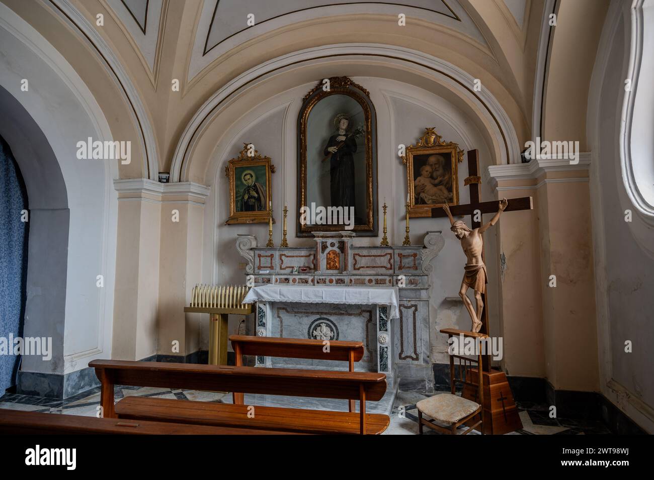 Antichissima chiesa dedicata al santo patrono della città, risale certamente alla seconda metà del IX secolo. Sotto l'altare, in una u Foto Stock