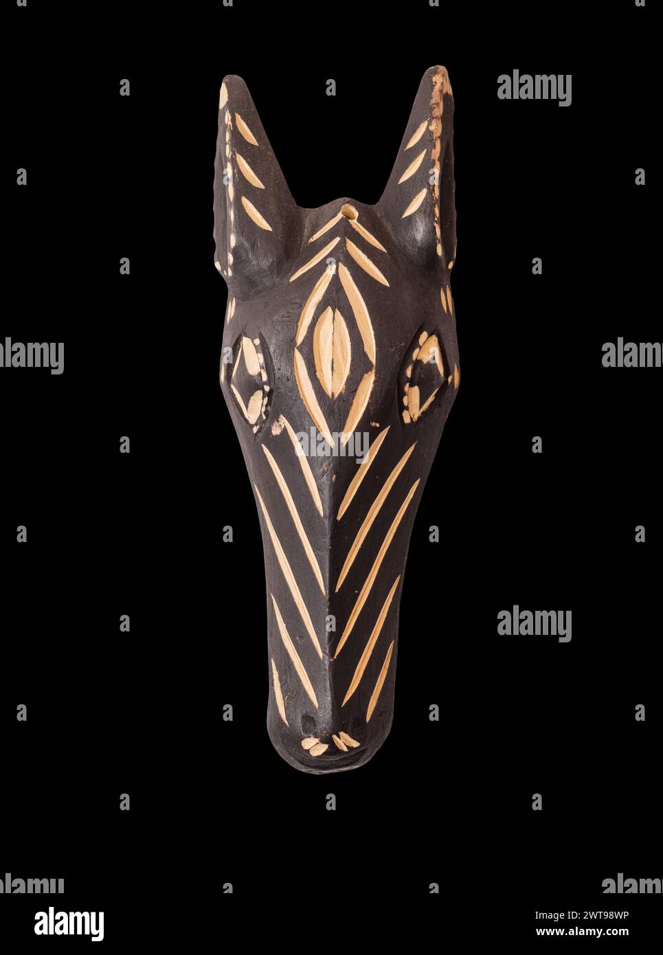 Maschera in legno zebra africana intagliata su nero Foto Stock
