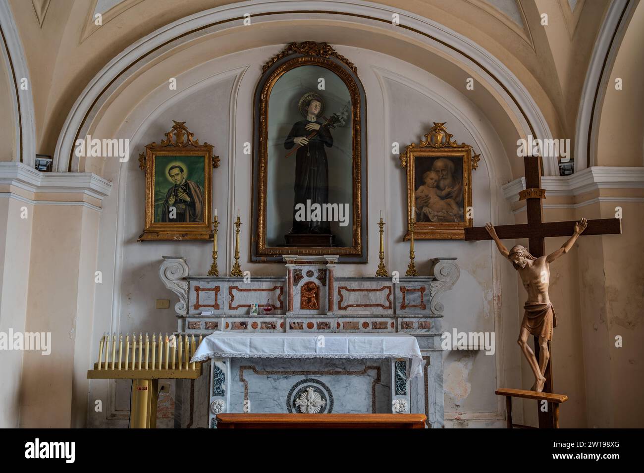 Antichissima chiesa dedicata al santo patrono della città, risale certamente alla seconda metà del IX secolo. Sotto l'altare, in una u Foto Stock