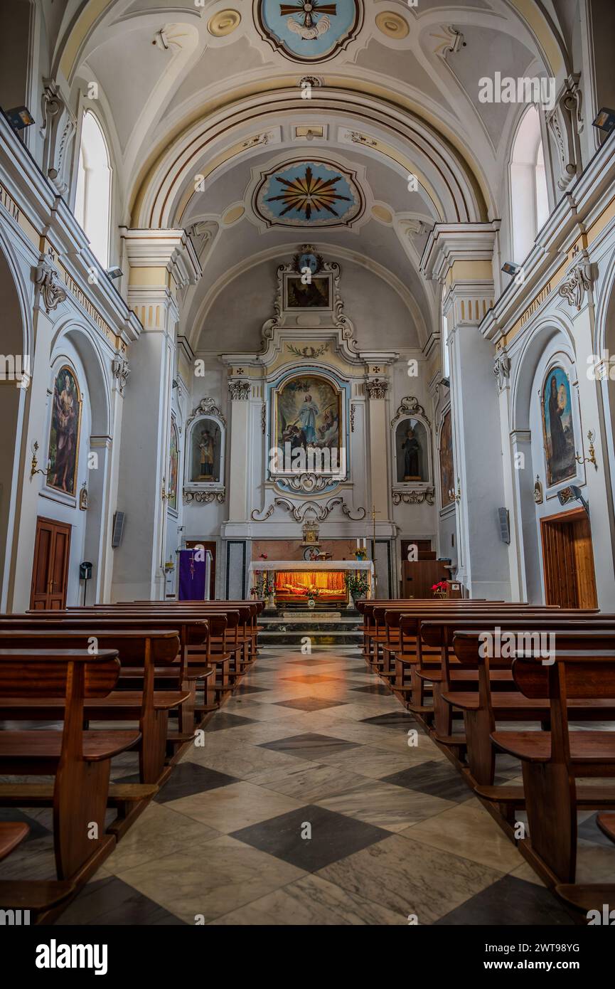 Antichissima chiesa dedicata al santo patrono della città, risale certamente alla seconda metà del IX secolo. Sotto l'altare, in una u Foto Stock