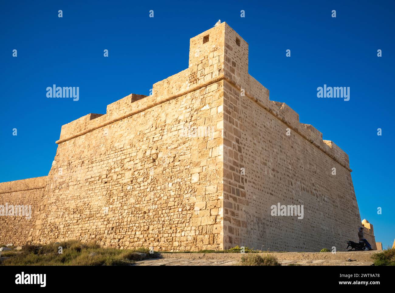 Merlature difensive all'angolo sud-est del Borj El-Kebir, o grande forte, il forte ottomano a Mahdia, in Tunisia. Foto Stock
