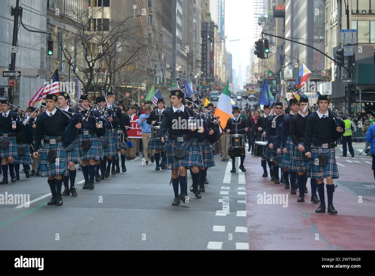 New York, Stati Uniti. 16 marzo 2024. Una vista generale mostra lo storico 236° anniversario di St. Patrick's Day Parade mentre marcia lungo la Fifth Avenue a Manhattan, New York, il 16 marzo 2024. Il St. Patrick's Day Parade è la più antica del mondo, risalente al 1762. (Foto di Deccio Serrano/NurPhoto) credito: NurPhoto SRL/Alamy Live News Foto Stock