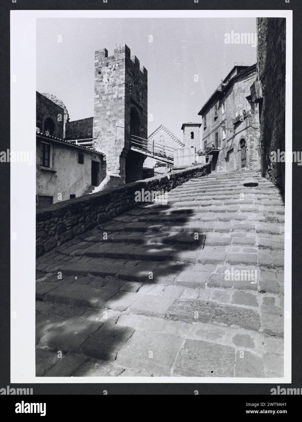 Lazio Viterbo Bolsena opinioni generali. Hutzel, Max 1960-1990 medievale: Borgo medievale. Vista del quartiere medievale della città, compresi i quartieri, i portali e il passaggio pedonale che conduce al castello e ai tetti. Antichità: Muro etrusco fotografo e studioso tedesco Max Hutzel (1911-1988) fotografato in Italia dai primi anni '1960 fino alla sua morte. Il risultato di questo progetto, citato da Hutzel come foto Arte minore, è un'accurata documentazione dello sviluppo storico dell'arte in Italia fino al XVIII secolo, che comprende oggetti degli Etruschi e dei Romani, oltre che dell'altomedievale, Foto Stock