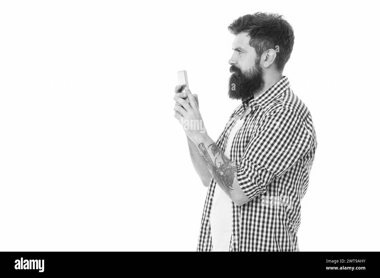 uomo bearded blogger fare foto con spazio di copia. uomo blogger con telefono isolato su sfondo bianco. blogger uomo in studio. foto di uomo blogger. Foto Stock