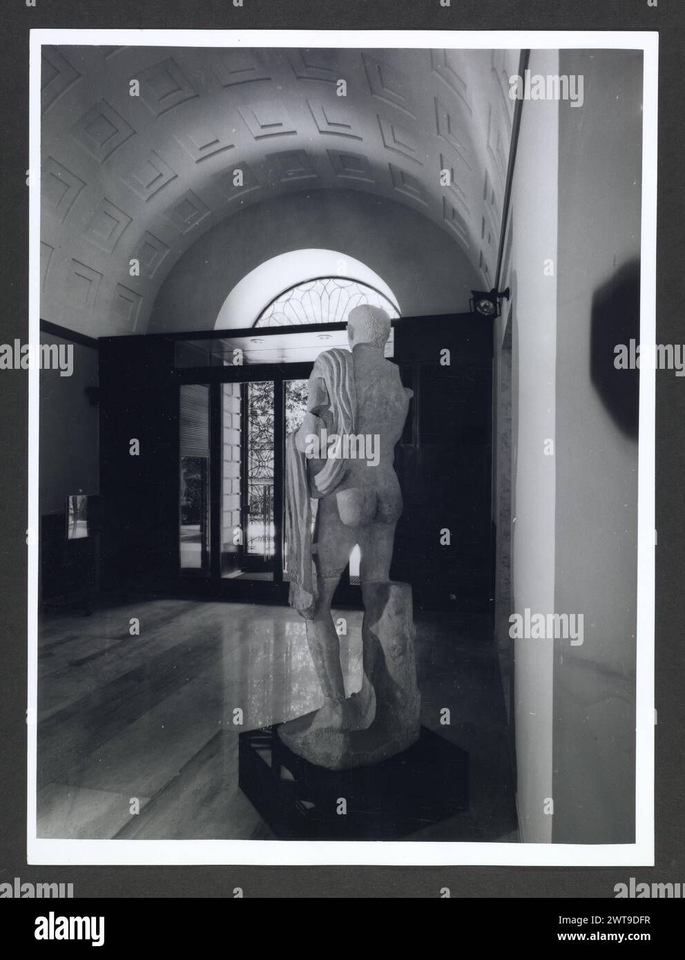 Abruzzo Chieti Chieti Museo Nazionale di Antichita1. Hutzel, Max 1960-1990 Vista esterna di parte dell'ex Villa Frigeri, che insieme ad un vicino palazzo, ospita il Museo Nazionale di Antichita. Viste anche dei giardini, della fontana (XVII secolo) e degli interni restaurati. Il cosiddetto "Guerriero di Capestrano" (V secolo a.C.) si trova nella collezione di antichità sotto uomini, giovani, Guerrieri--pietra--Etruschi, Italiani. Le vedute di Hutzel includono statue, monumenti funerari, busti ritratti e mosaici, molti dei quali sono stati scavati da Alba Fucens. Hutzel ha prestato particolare attenzione a t Foto Stock