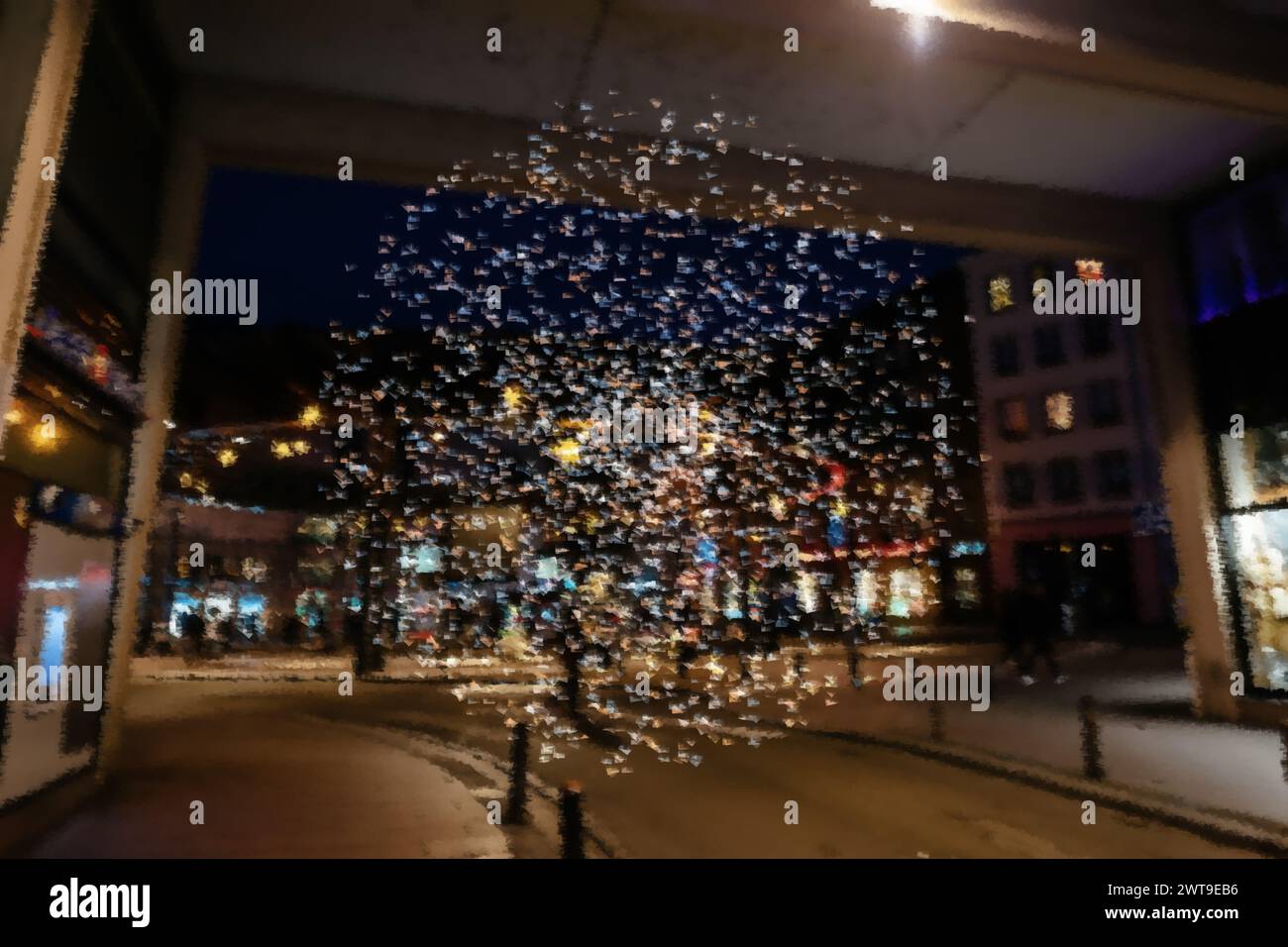 Una scena concettuale di una massiccia implosione dei dati, che disperde innumerevoli pezzi nel centro di una città di notte Foto Stock