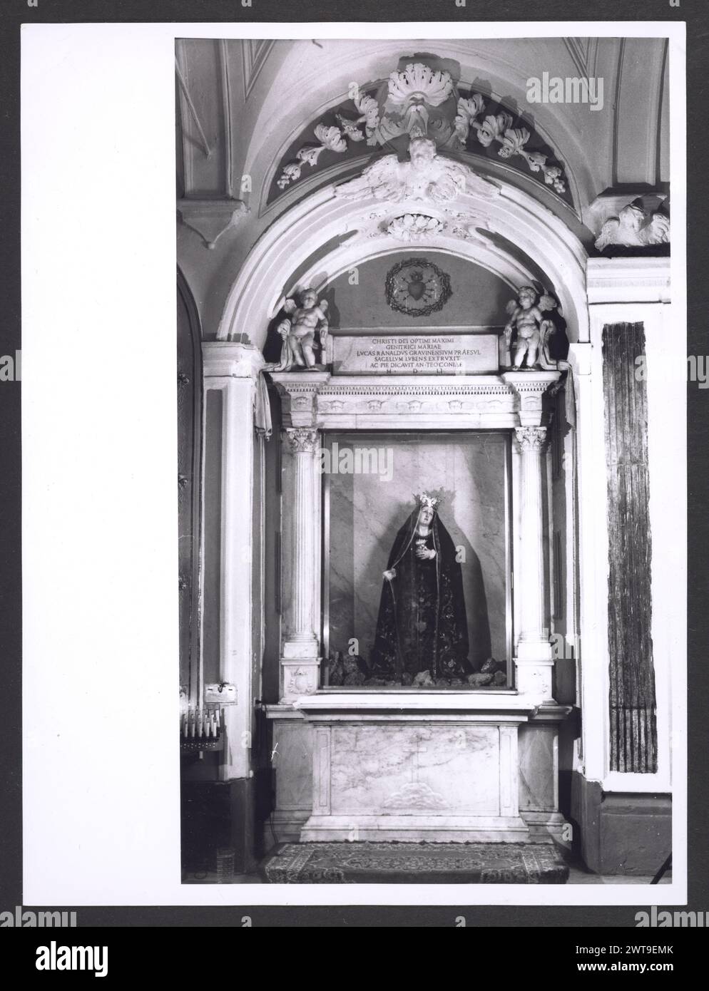 Campania Caserta Cattedrale di Santa Maria Capua Vetere 2. Hutzel, Max 1960-1990 Medieval: Scultura architettonica--capitelli. Post-medievale: Costruito intorno al 432 da San Simmaco sul sito della grotta di S. Prisco. Ampliato nel 787 da Arechi II, un 1666 da Decio del Balzo. Ristrutturato negli anni '1700 e '1884. Architettura, scultura architettonica, interni barocchi, pittura, scultura fotografo e studioso tedesco Max Hutzel (1911-1988) fotografato in Italia dai primi anni '1960 fino alla sua morte. Il risultato di questo progetto, citato da Hutzel come foto Arte minore, è un'accurata documentazione d'arte Foto Stock