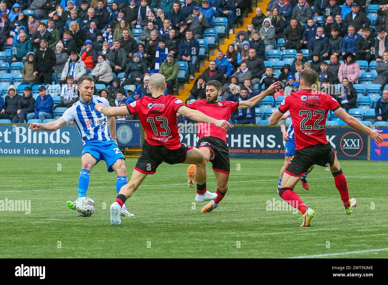 Kilmarnock, Regno Unito. 16 marzo 2024. Il Kilmarnock FC ha giocato contro il St Mirren FC al Rugby Park, Kilmarnock, Ayrshire, Scozia, Regno Unito in un'importante partita di Premiership scozzese. Il punteggio finale è stato Kilmarnock 5 - 2 St Mirren. I marcatori del Kilmarnock furono Kyle Vassell (Kilmarnock 9) 61 min e 73 min, Daniel Armstrong (Kilmarnock 11) 65 min, rigore, Marley Watkins (Kilmarnock 23) 68 min e Daniel Watson (Kilmarnock 12) 79 min. I marcatori del St Mirren sono stati Charles Dunne (St Mirren 18) 20 min e Mikael Mandron (St Mirren 9) 39 min. Crediti: Findlay/Alamy Live News Foto Stock