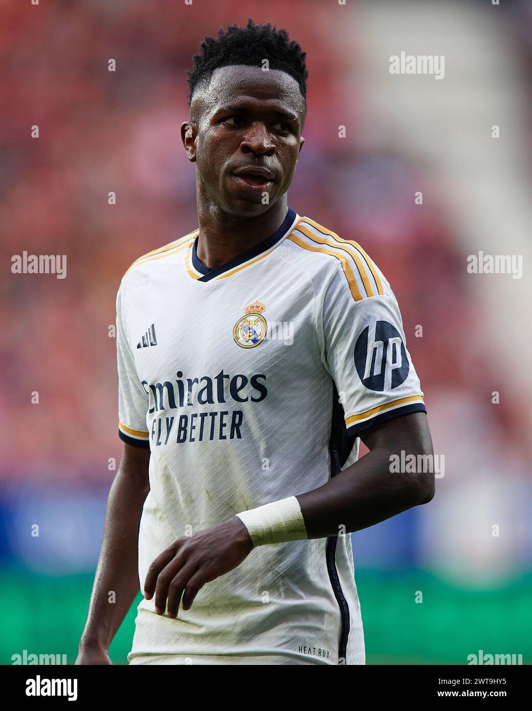 Vinicius Junior del Real Madrid CF guarda durante la partita LaLiga EA Sports tra CA Osasuna e Real Madrid CF allo Stadio El Sadar il 16 marzo 2024 a Pamplona, Spagna. Foto Stock