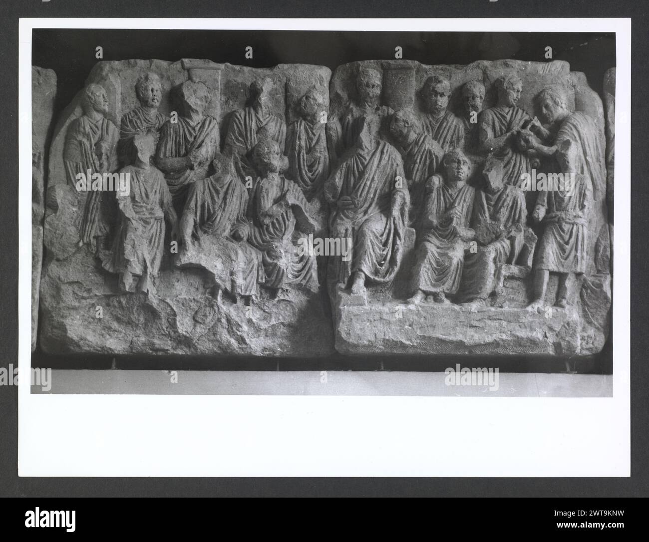 Abruzzo Chieti Chieti Museo Nazionale di Antichita77. Hutzel, Max 1960-1990 Vista esterna di parte dell'ex Villa Frigeri, che insieme ad un vicino palazzo, ospita il Museo Nazionale di Antichita. Viste anche dei giardini, della fontana (XVII secolo) e degli interni restaurati. Il cosiddetto "Guerriero di Capestrano" (V secolo a.C.) si trova nella collezione di antichità sotto uomini, giovani, Guerrieri--pietra--Etruschi, Italiani. Le vedute di Hutzel includono statue, monumenti funerari, busti ritratti e mosaici, molti dei quali sono stati scavati da Alba Fucens. Hutzel ha prestato particolare attenzione Foto Stock