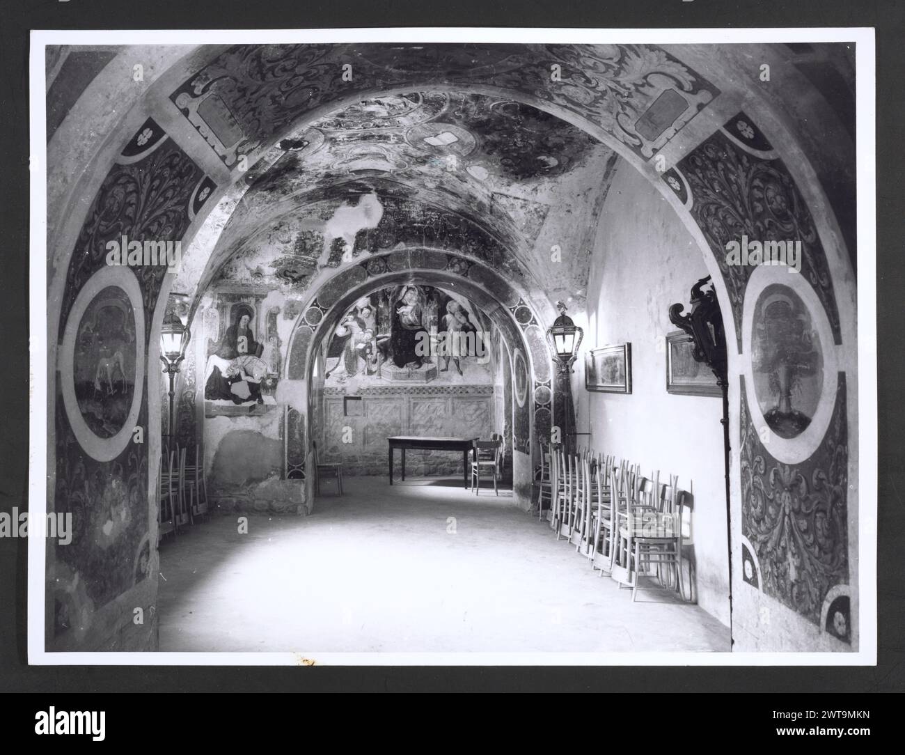 Marce Macerata San Ginesio Oratorio di S. Biagio. Hutzel, max 1960-1990 foto della cripta della Collegiata. Gli affreschi mostrano la vita di S. Biagio e S. Biagio Vescovo. Ci sono anche una Madonna con bambino e angeli musicali. Note sull'oggetto: Le note della campagna fotografica Hutzel non sono state modificate. Il fotografo e studioso tedesco Max Hutzel (1911-1988) fotografò in Italia dai primi anni '1960 fino alla sua morte. Il risultato di questo progetto, citato da Hutzel come foto Arte minore, è un'accurata documentazione dello sviluppo storico dell'arte in Italia fino al XVIII secolo, che comprende oggetti degli Etruschi e t Foto Stock