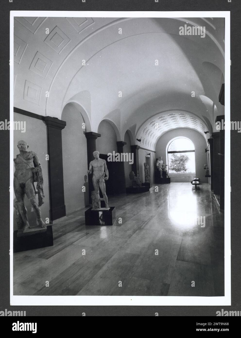 Abruzzo Chieti Chieti Museo Nazionale di Antichita0. Hutzel, Max 1960-1990 Vista esterna di parte dell'ex Villa Frigeri, che insieme ad un vicino palazzo, ospita il Museo Nazionale di Antichita. Viste anche dei giardini, della fontana (XVII secolo) e degli interni restaurati. Il cosiddetto "Guerriero di Capestrano" (V secolo a.C.) si trova nella collezione di antichità sotto uomini, giovani, Guerrieri--pietra--Etruschi, Italiani. Le vedute di Hutzel includono statue, monumenti funerari, busti ritratti e mosaici, molti dei quali sono stati scavati da Alba Fucens. Hutzel ha prestato particolare attenzione a t Foto Stock