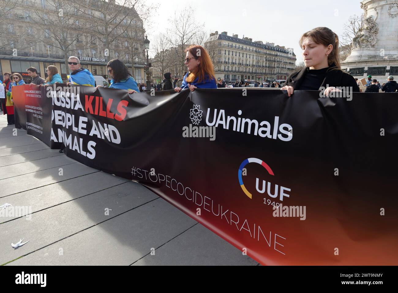 Les manifestants Ukrainiens se sont joint à la marche parisienne pour le 13ème anniversaire de la révolution Syrienne Foto Stock