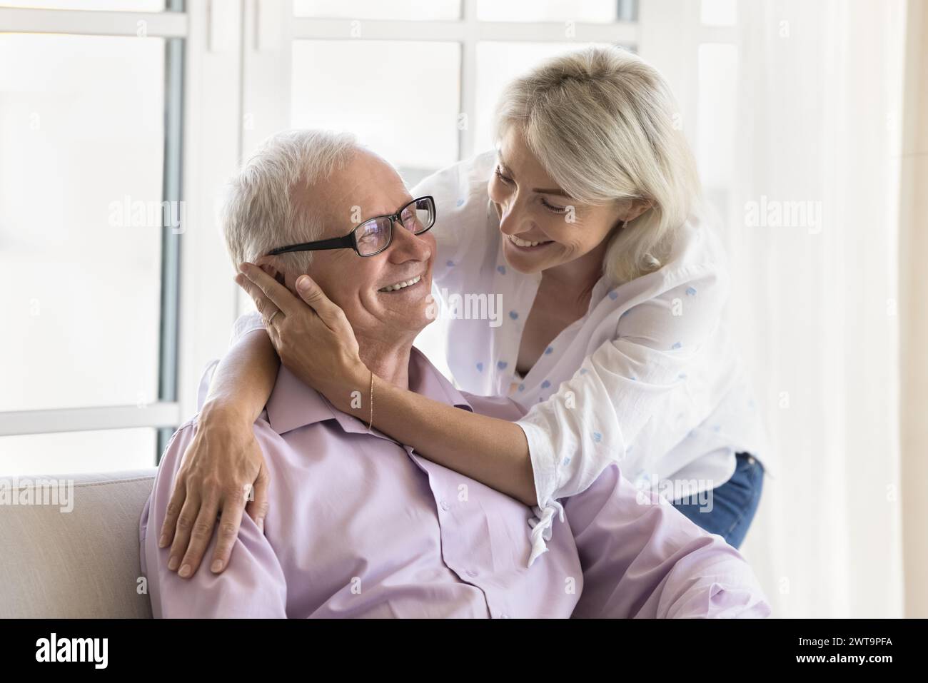 Donna matura che abbraccia il suo padre maggiore, mostra attenzione, prova amore Foto Stock