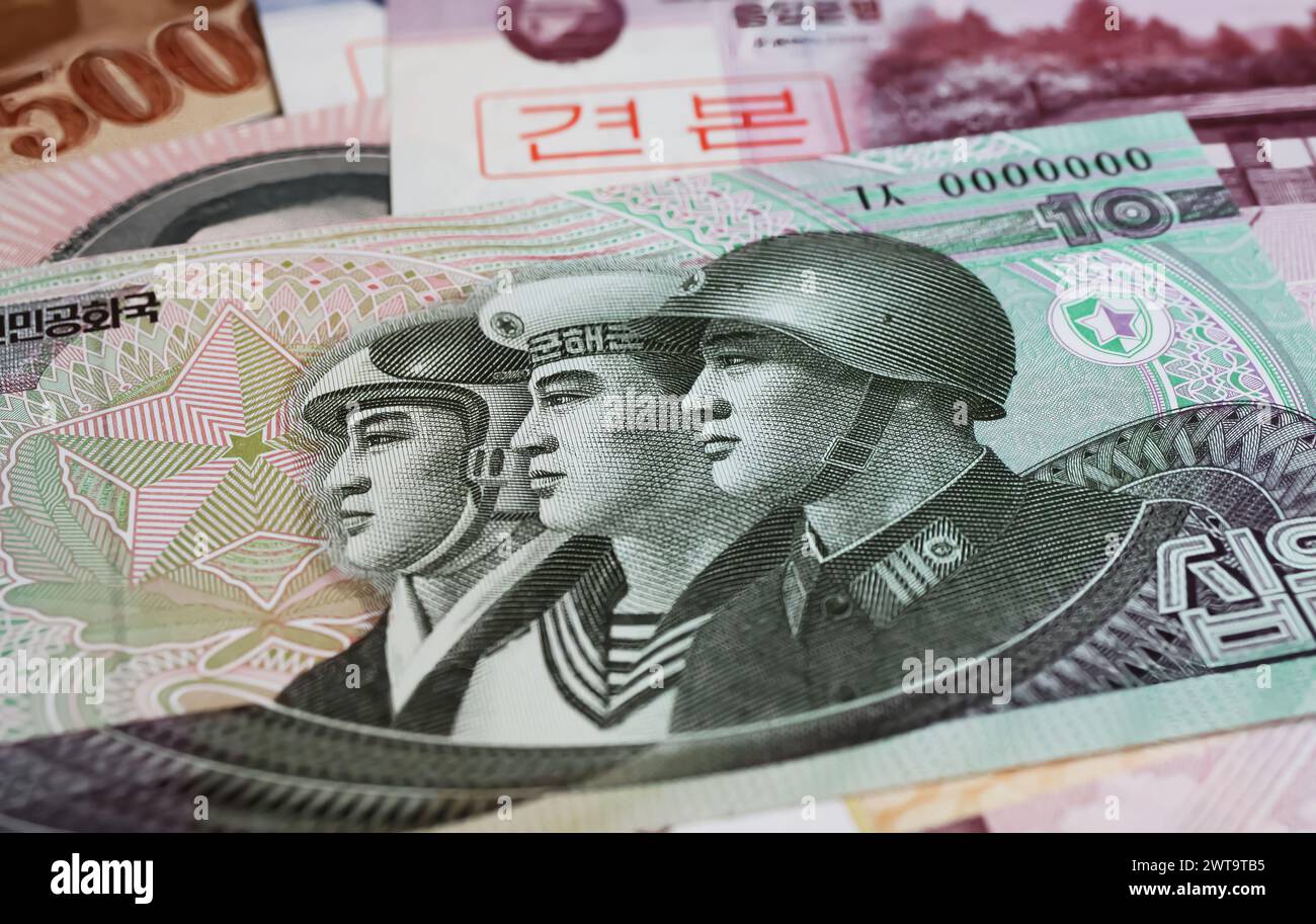 Primo piano della vecchia valuta la banconota della Corea del Nord - economia di guerra e concetto di finanziamento della spesa per la compensazione degli armamenti militari Foto Stock