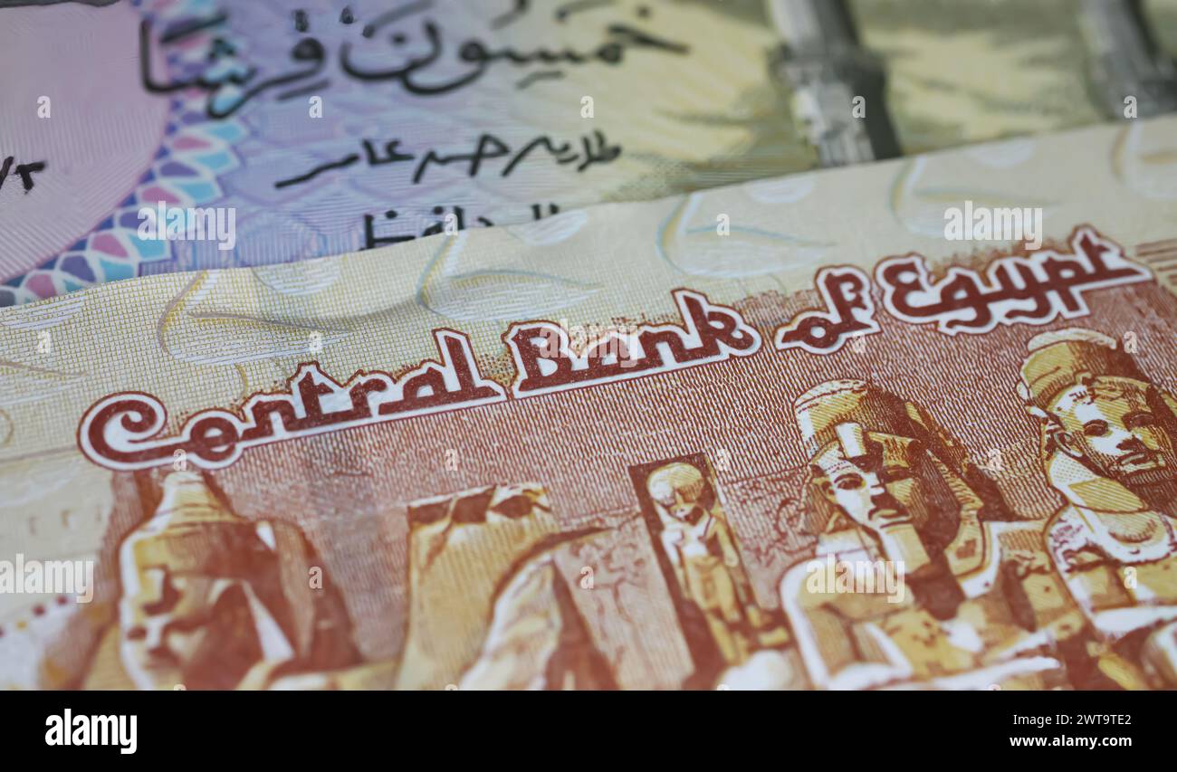 Primo piano della vecchia valuta sterlina egiziana e banchi di banconote con lettere della banca centrale Foto Stock