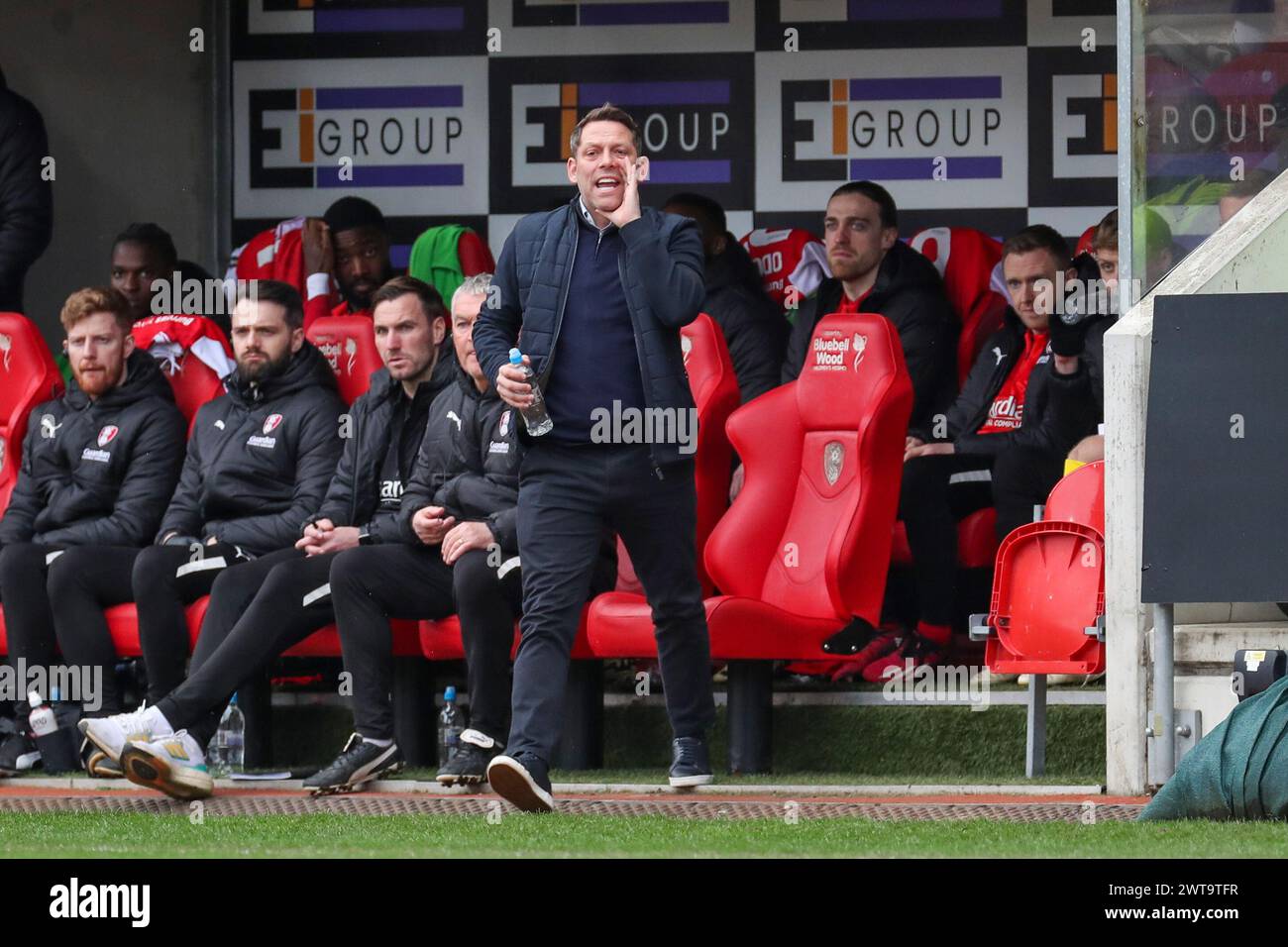 Rotherham, Regno Unito. 16 marzo 2024. Rotherham United Manager Leam Richardson gesti durante la partita tra Rotherham United FC e Huddersfield Town AFC Sky bet EFL Championship all'Aesseal New York Stadium, Rotherham, Inghilterra, Regno Unito il 16 marzo 2024 Credit: Every Second Media/Alamy Live News Foto Stock