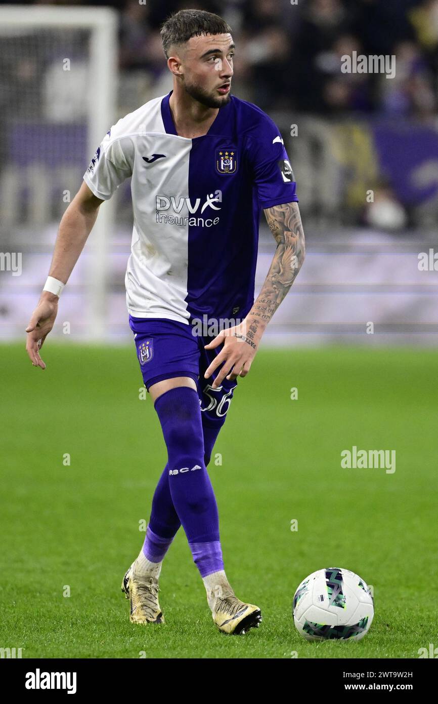 Bruxelles, Belgio. 16 marzo 2024. Zeno Debast dell'Anderlecht in azione durante una partita di calcio tra RSC Anderlecht e KV Kortrijk, sabato 16 marzo 2024 a Bruxelles, l'ultimo giorno (30/30) della prima divisione del campionato belga 'Jupiler Pro League' 2023-2024. BELGA PHOTO LAURIE DIEFFEMBACQ credito: Belga News Agency/Alamy Live News Foto Stock