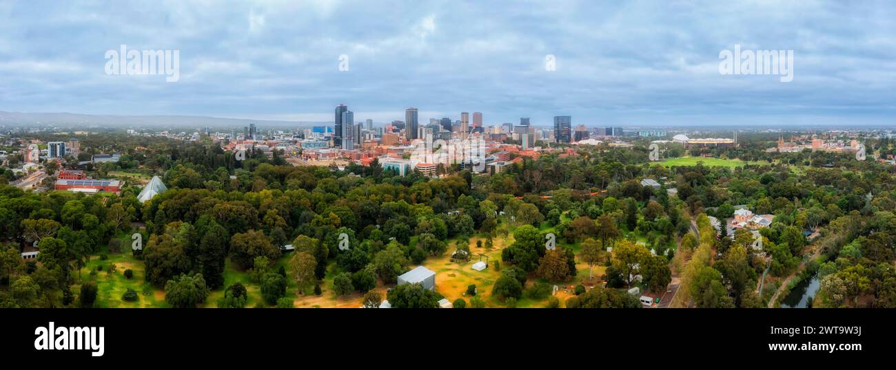Panorama panoramico dello skyline della città di Adelaide, punti di riferimento architettonici del CBD nell'Australia meridionale - paesaggio urbano aereo. Foto Stock
