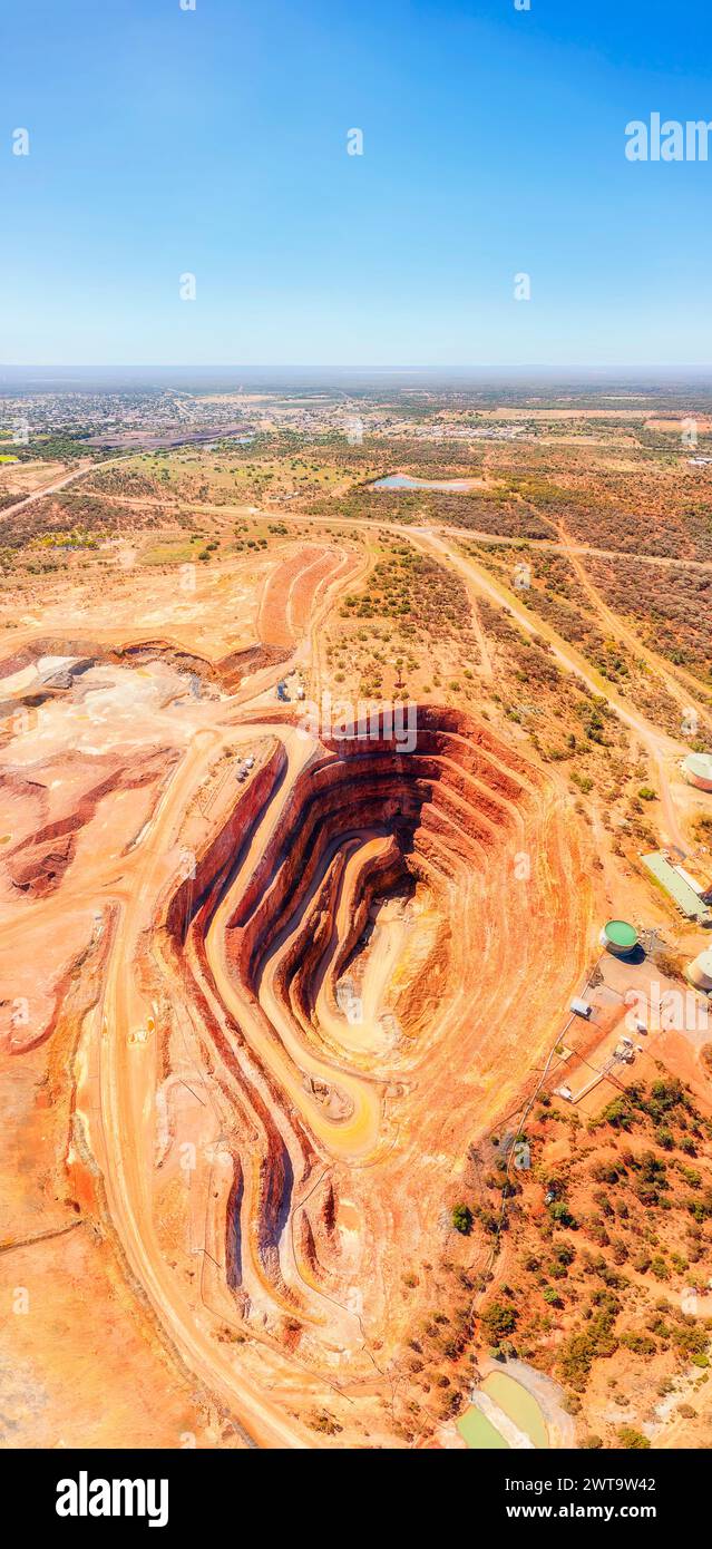 Profonda miniera di rame a cielo aperto nella città di Cobar nel nuovo Galles del Sud, Australia - panorama aereo. Foto Stock