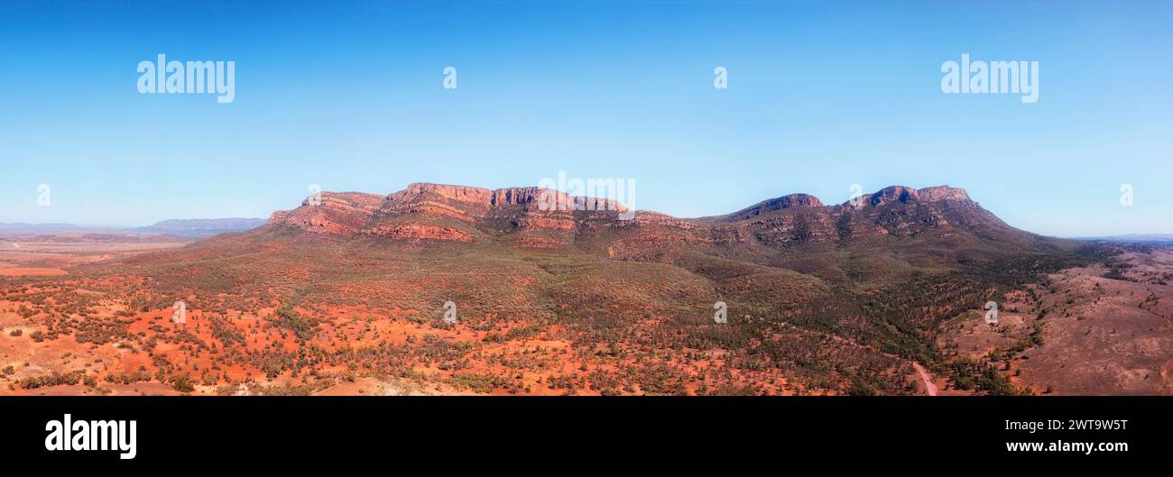 Maestoso panorama aereo del parco nazionale di Ikara Flinders Ranges - Wilpena Pound nell'Australia meridionale. Foto Stock