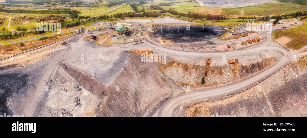 Miniera a cielo aperto di carbone nero di Ashton nella regione australiana della Hunter Valley - panorama dall'alto verso il basso. Foto Stock