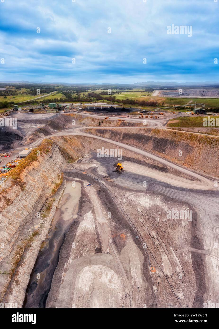 Fondo della miniera di carbone nero a cielo aperto vicino a Singleton nella Hunter Valley, in Australia - panorama verticale aereo. Foto Stock