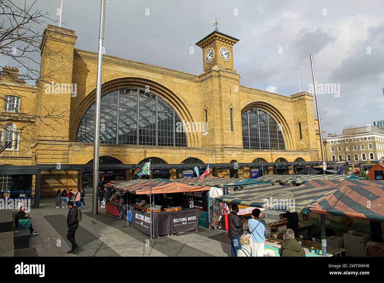 Londra, Inghilterra - 15 marzo 2024 persone in un mercato di cibo fresco fuori dalla stazione ferroviaria di King's Cross a Londra Foto Stock
