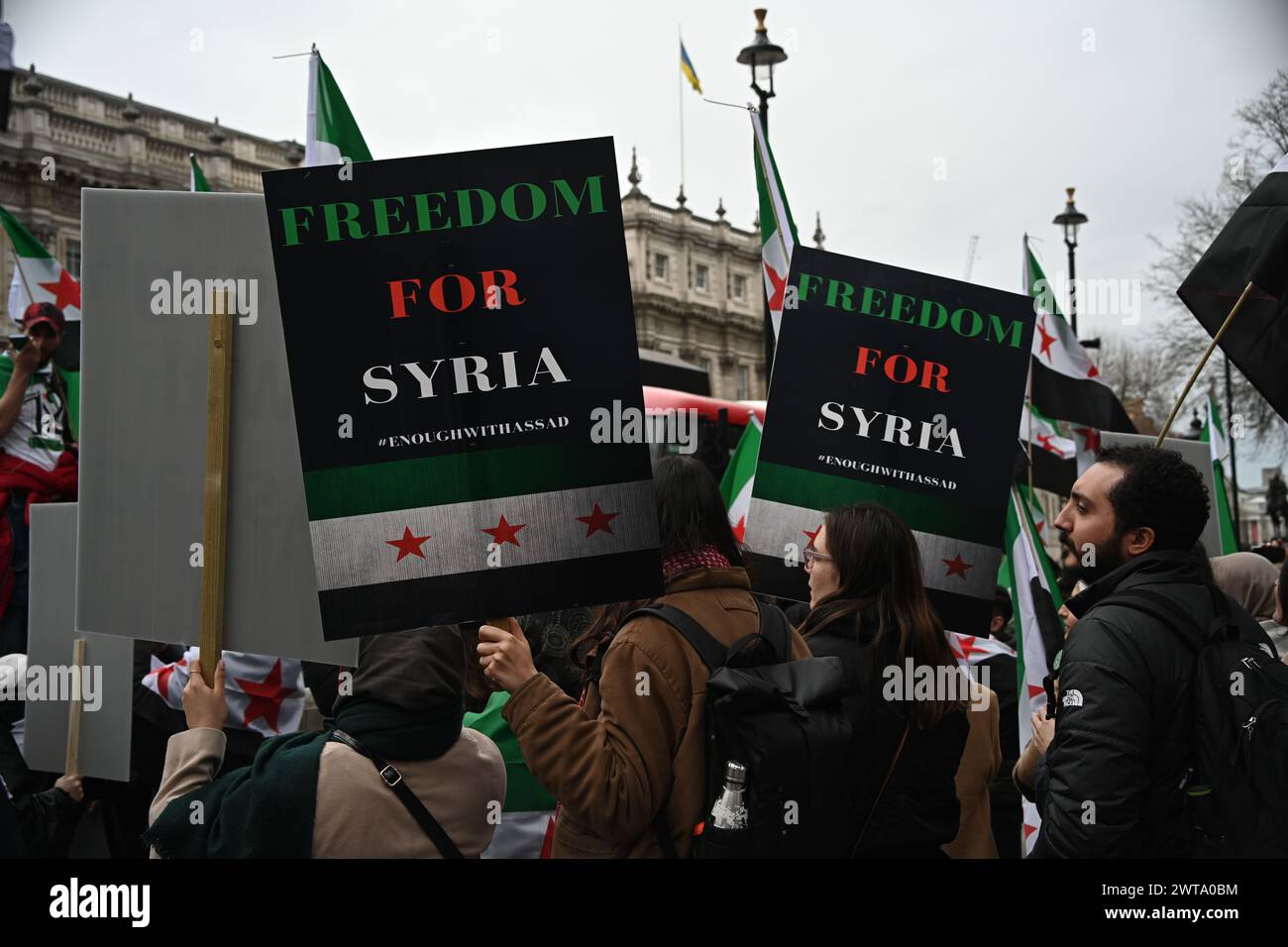 Downing Street, Londra, Regno Unito. 16 marzo 2024. Un piccolo gruppo della comunità siriana sta dimostrando 13 anni dalla rivoluzione contro Assad a Londra, Regno Unito. Credito: Vedi li/Picture Capital/Alamy Live News Foto Stock