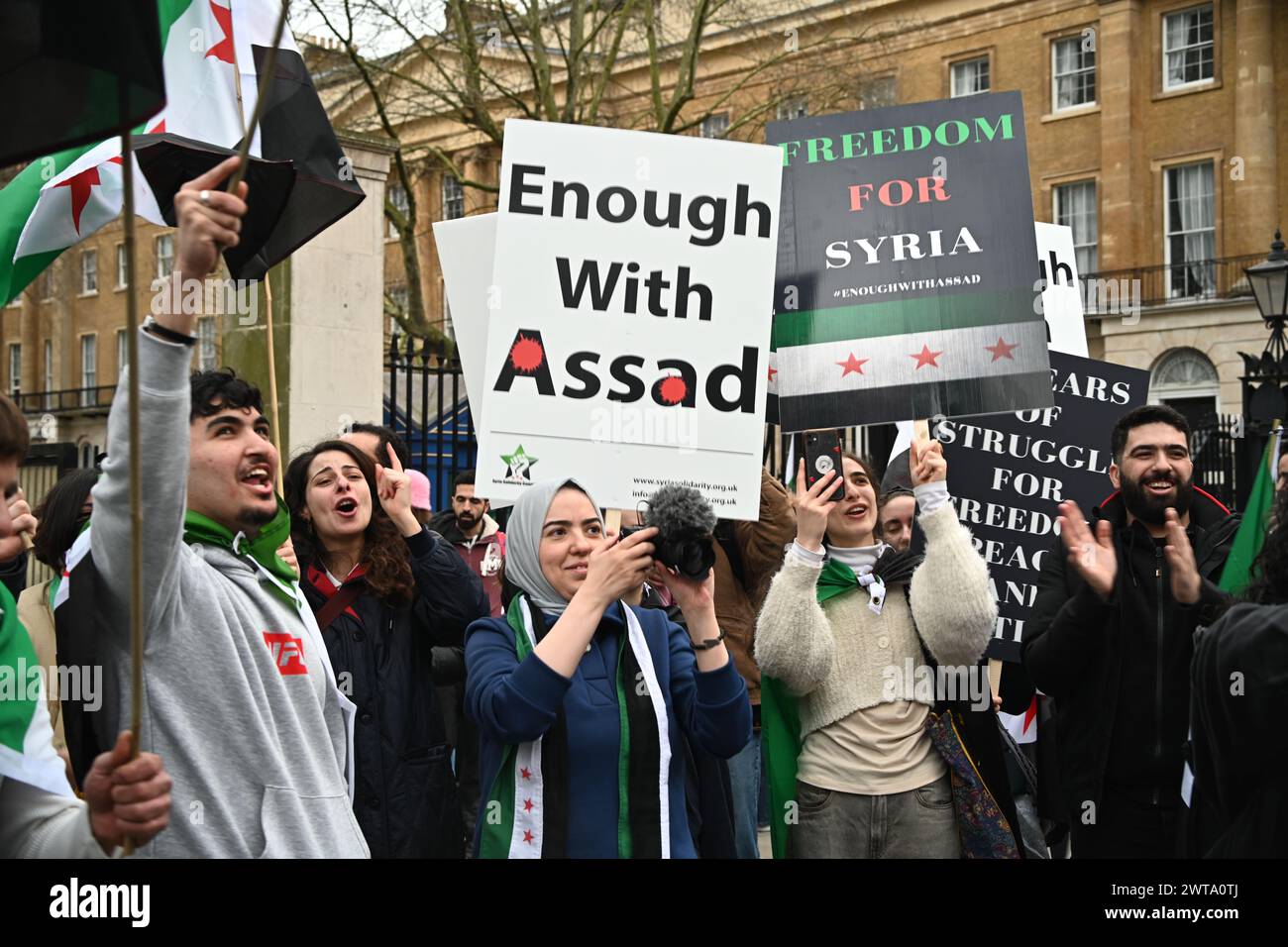 Downing Street, Londra, Regno Unito. 16 marzo 2024. Un piccolo gruppo della comunità siriana sta dimostrando 13 anni dalla rivoluzione contro Assad a Londra, Regno Unito. Credito: Vedi li/Picture Capital/Alamy Live News Foto Stock