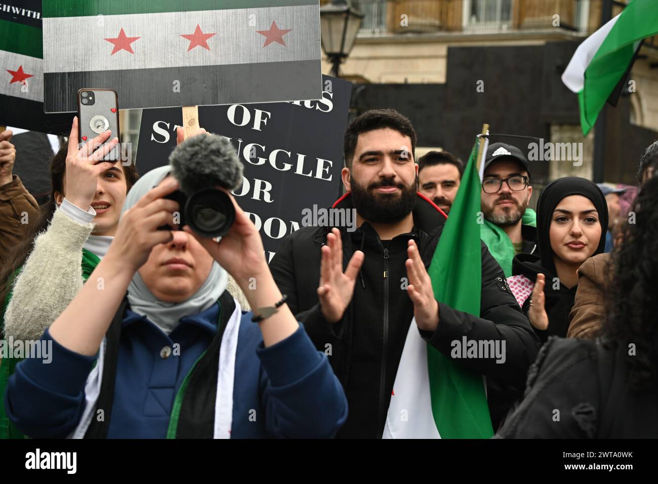 Downing Street, Londra, Regno Unito. 16 marzo 2024. Un piccolo gruppo della comunità siriana sta dimostrando 13 anni dalla rivoluzione contro Assad a Londra, Regno Unito. Credito: Vedi li/Picture Capital/Alamy Live News Foto Stock