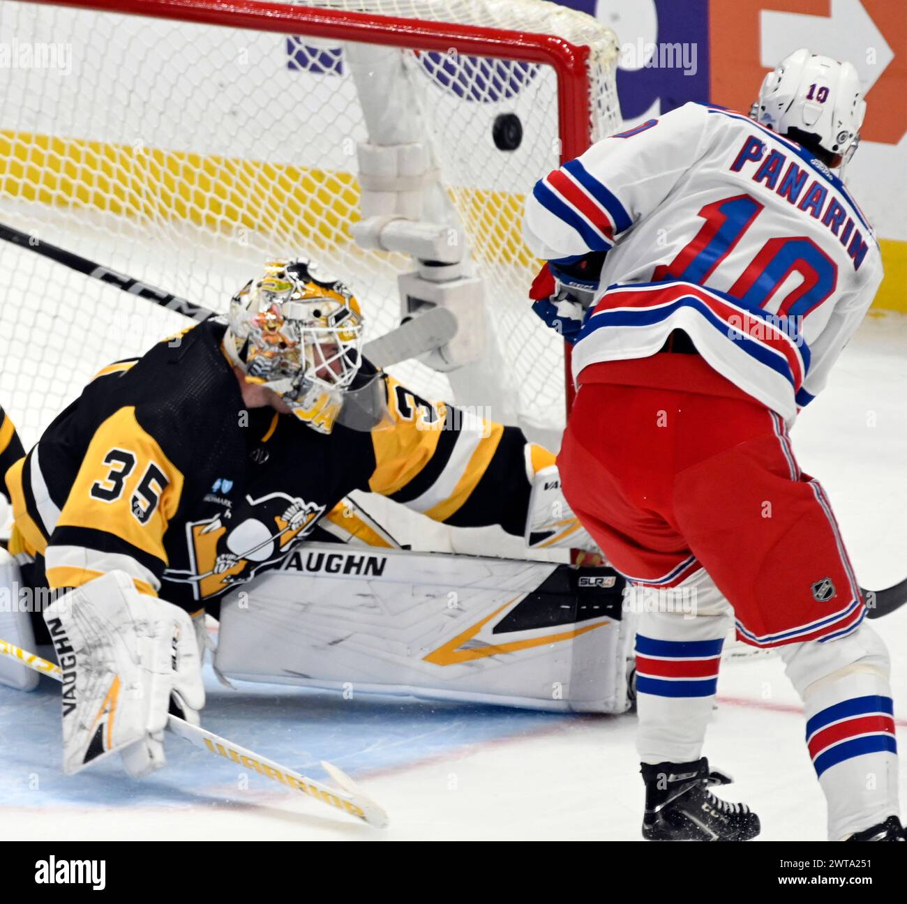 Pittsburgh, Stati Uniti. 16 marzo 2024. L'ala sinistra dei New York Rangers Artemi Panarin (10) tira e segna sulla spalla del portiere dei Pittsburgh Penguins Tristan Jarry (35) durante il secondo periodo alla PPG Paints Arena di Pittsburgh sabato 16 marzo 2024. Foto di Archie Carpenter/UPI. Crediti: UPI/Alamy Live News Foto Stock